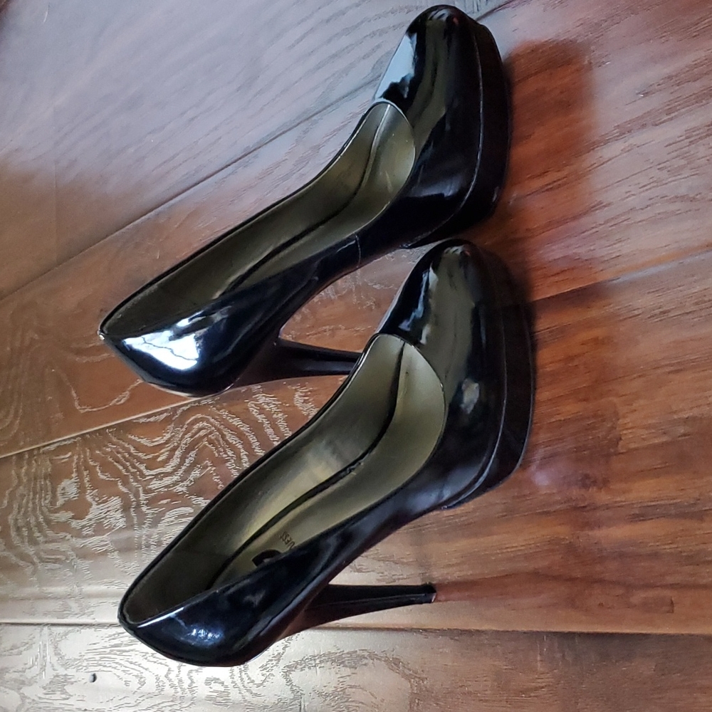 Guess platform pumps